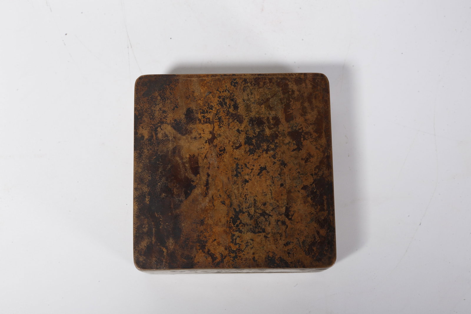 A WHITE BRONZE INK BOX WITH LANDSCAPE PATTERN - 8