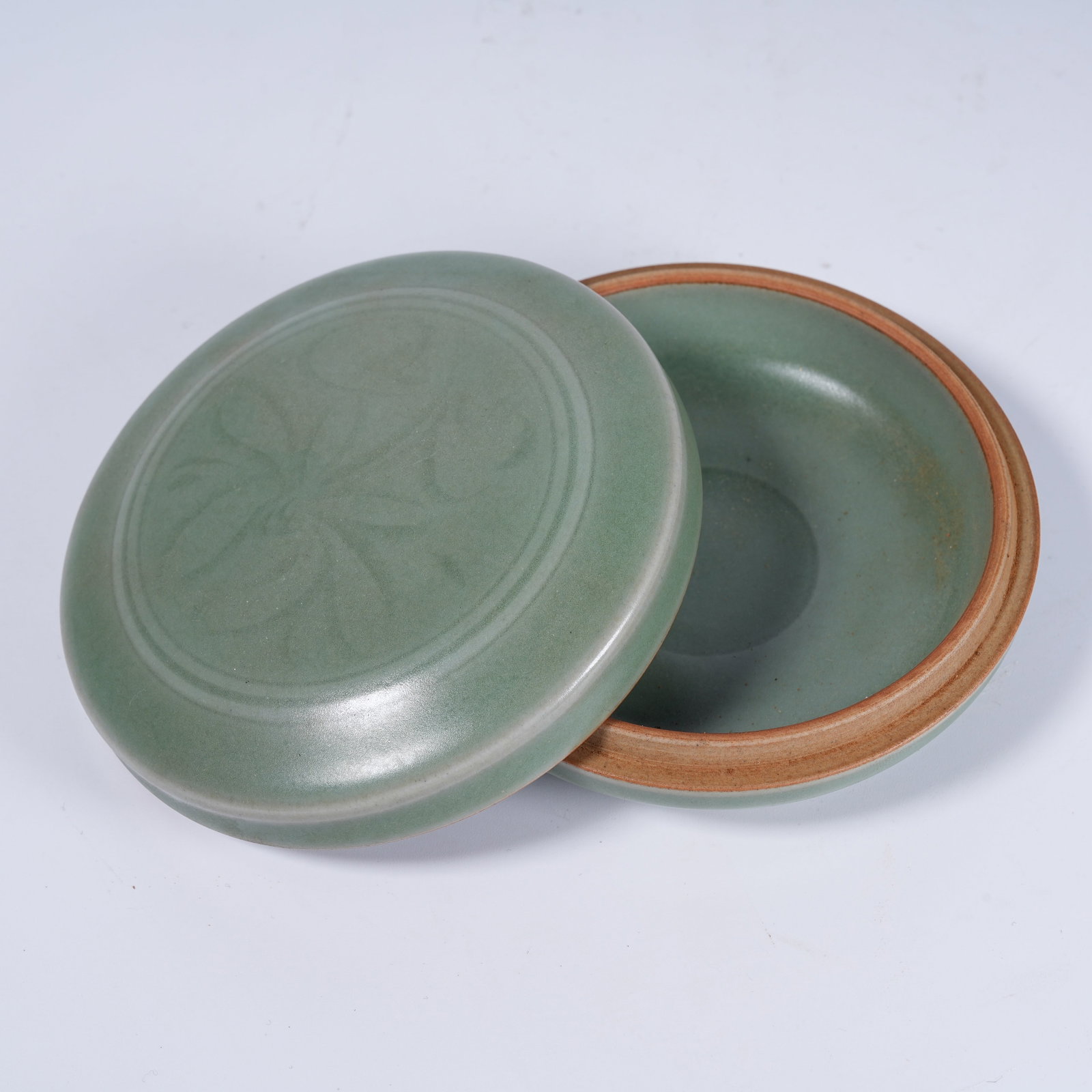 A LONGQUAN KILN CARVED COVER BOX (1 of 10)