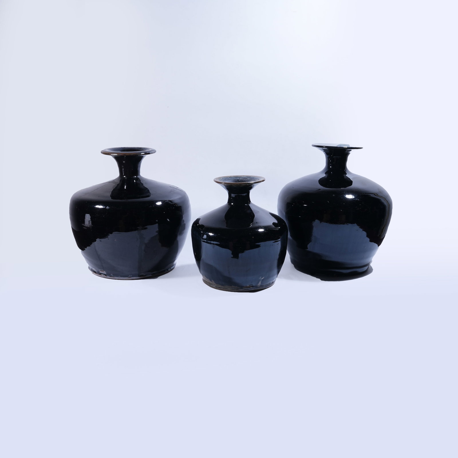 A SET OF BLACK GLAZE DULU VASES (1 of 11)