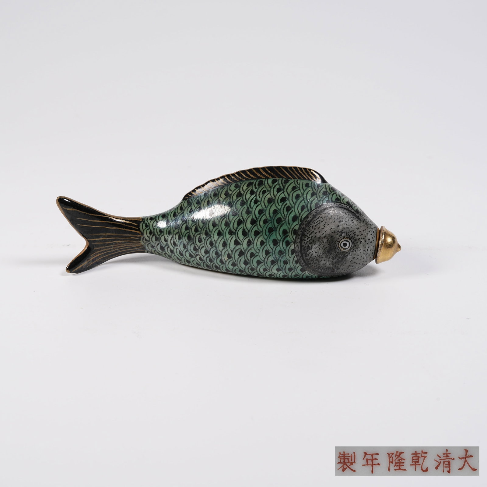A IMITATION PORCELAIN FAMILLE ROSE FISH-SHAPED SNUFF BOTTLE (1 of 8)