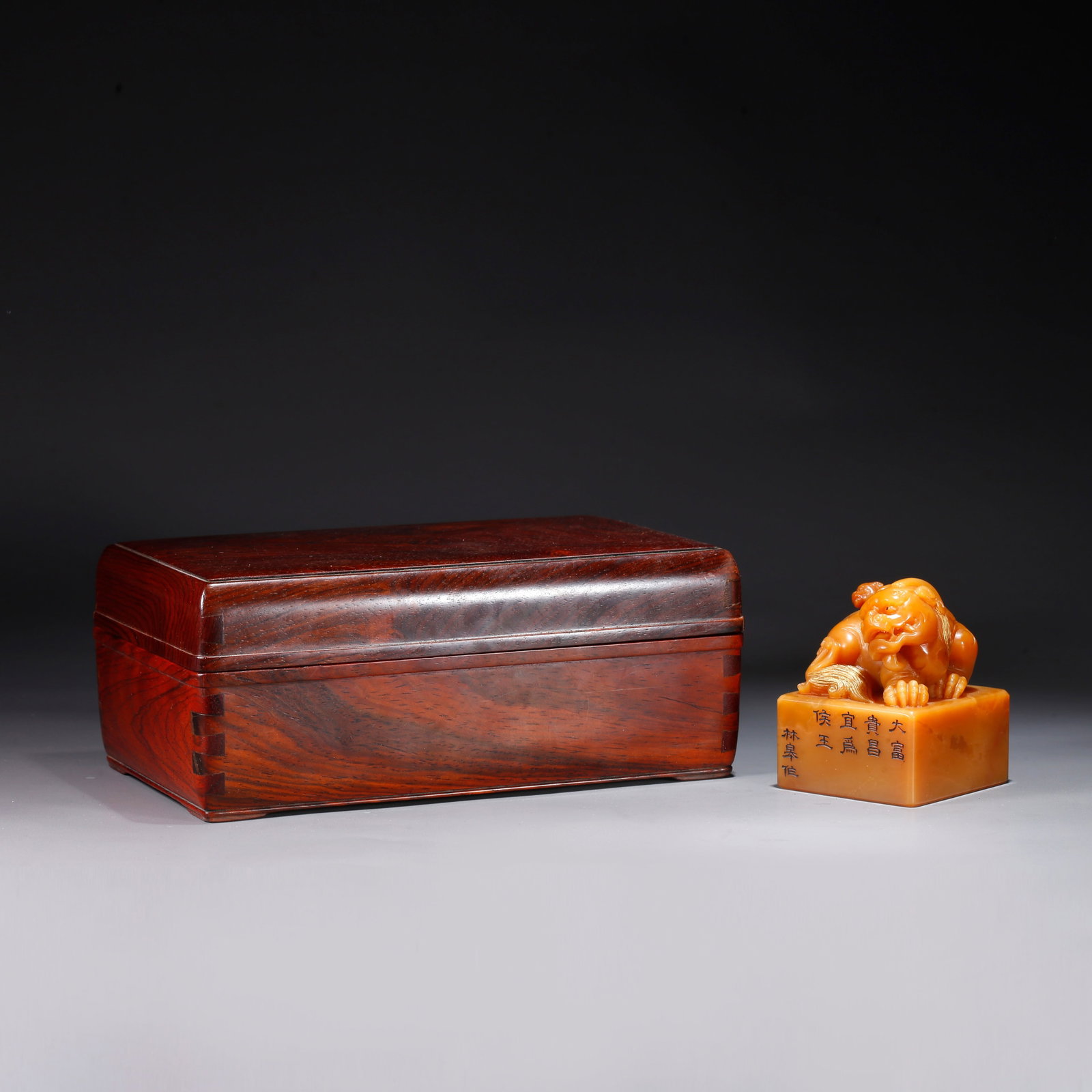 A SEAL WITH GRAND AND YOUNG LION KNOB CARVED FROM SHOUSHAN TIANHUANG STONE: Seal with Grand and Young Lion Knob Carved from Shoushan Tianhuang Stone