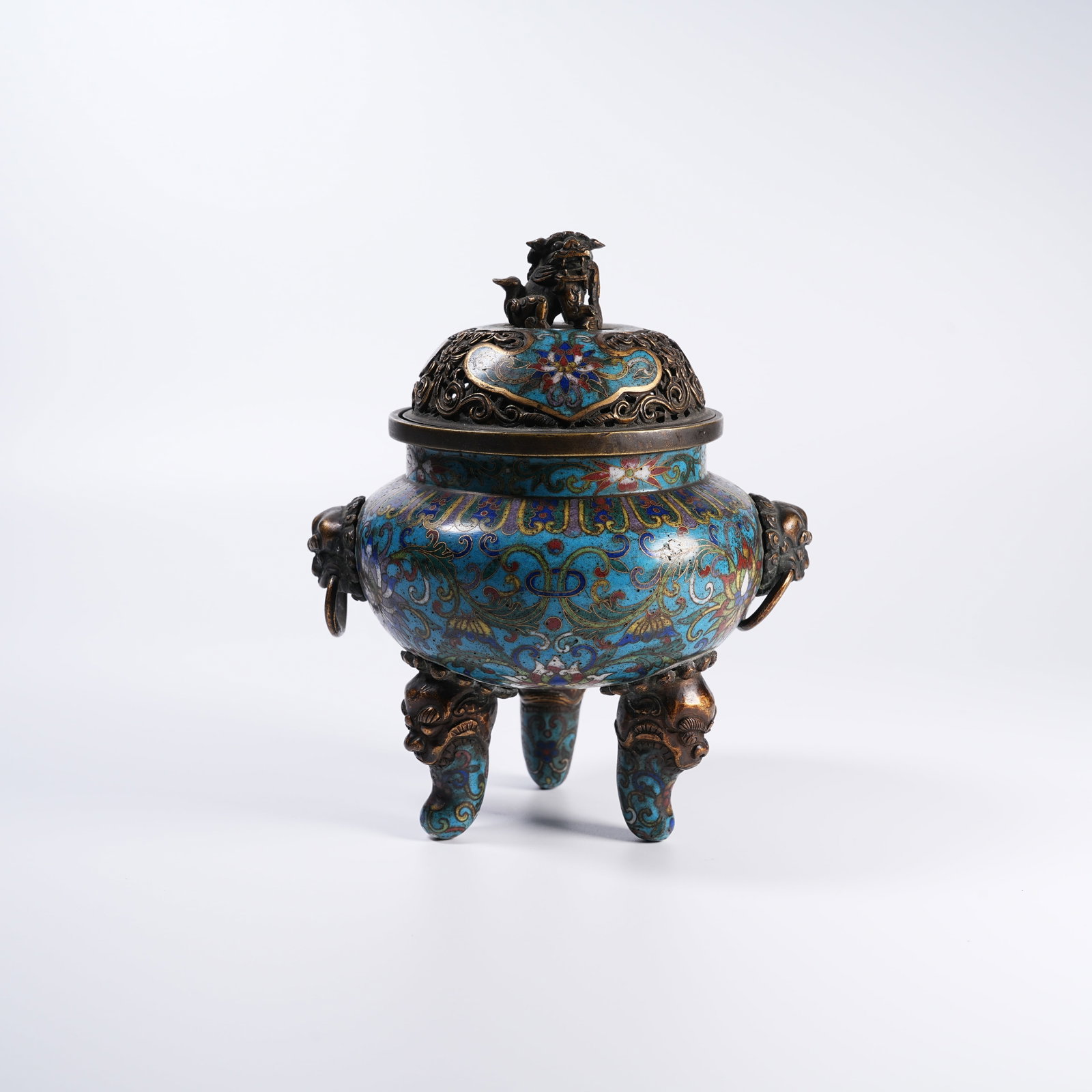 A CLOISONNE LION-KNOBBED INCENSE BURNER WITH INTERLOCKING PRECIOUS FLOWER PATTERNS (1 of 11)