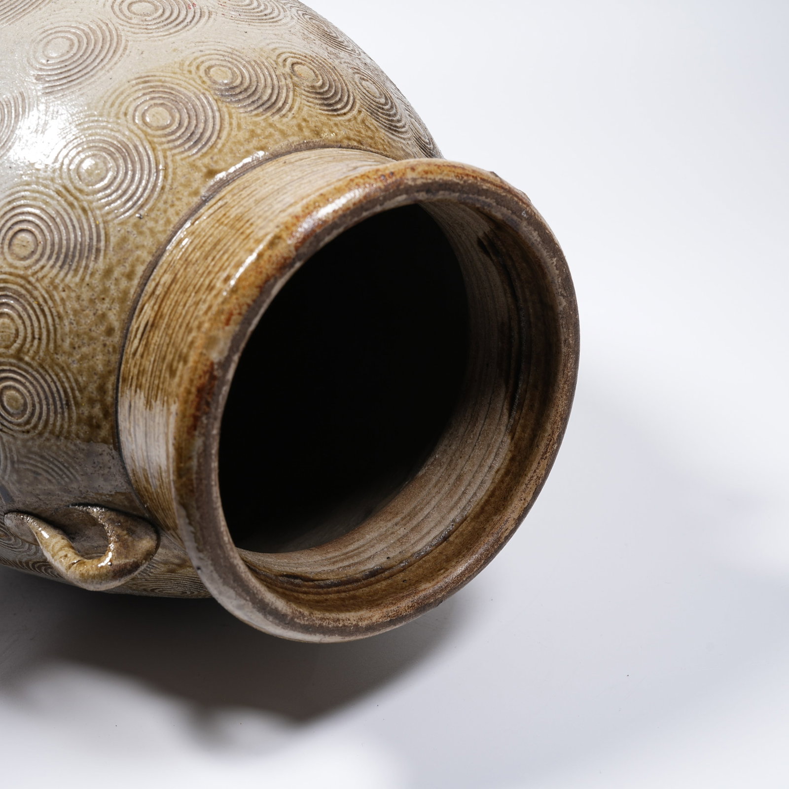A CELADON WAVE PATTERN JAR - 8