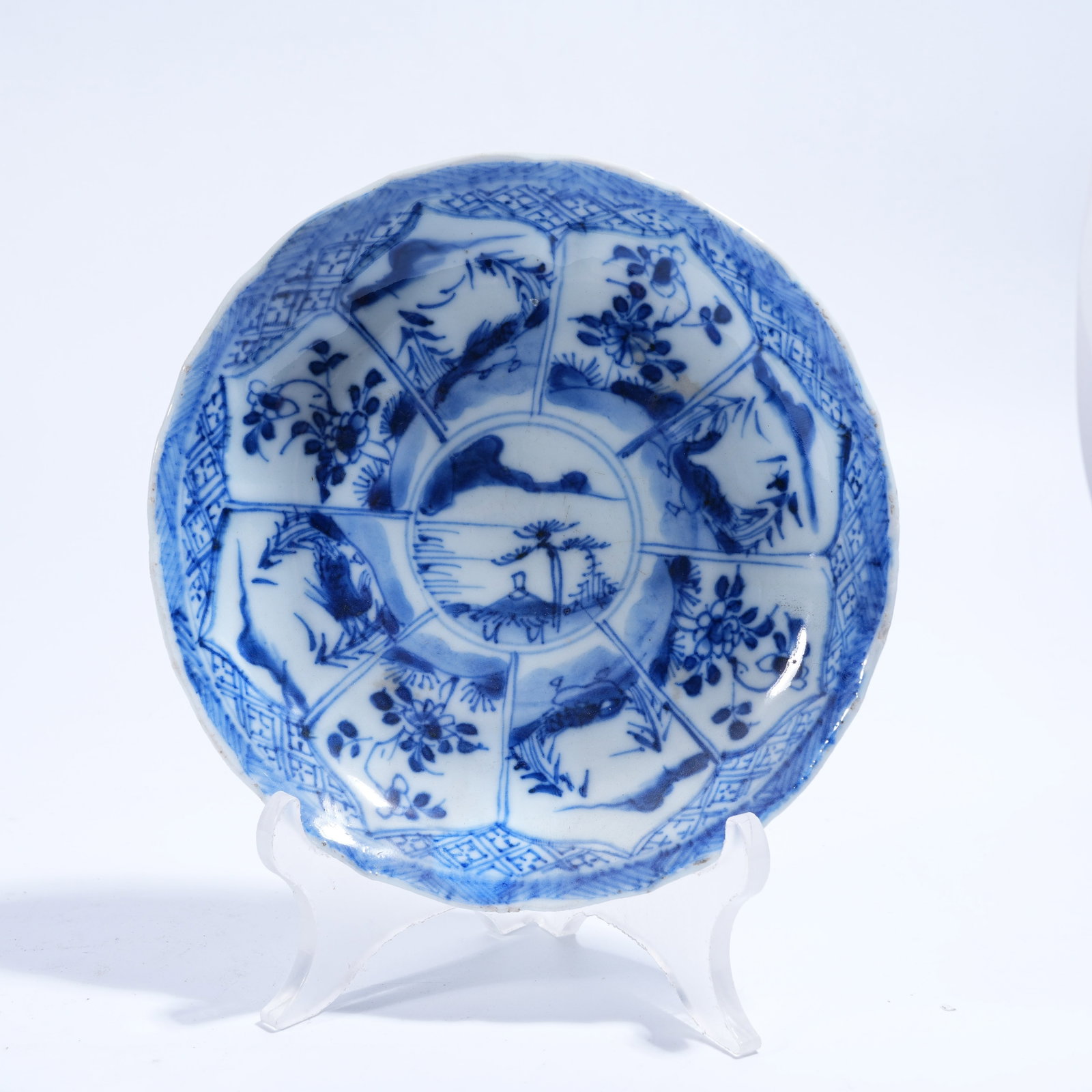 A BLUE AND WHITE FLORAL PATTERN FLORAL-RIM PLATE (1 of 7)