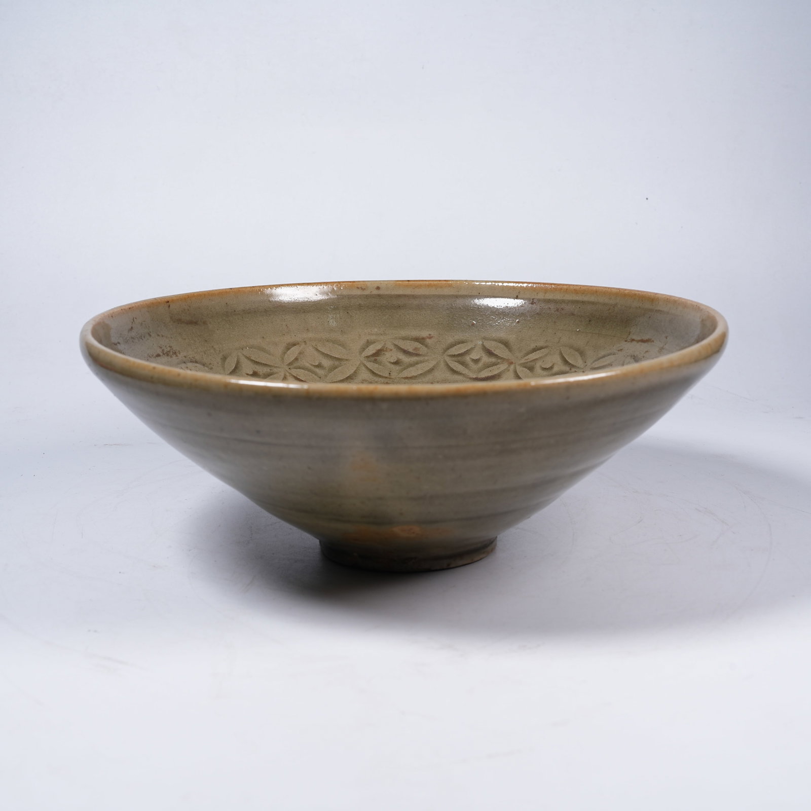 A YAOZHOU WARE CARVED BOWL (1 of 9)