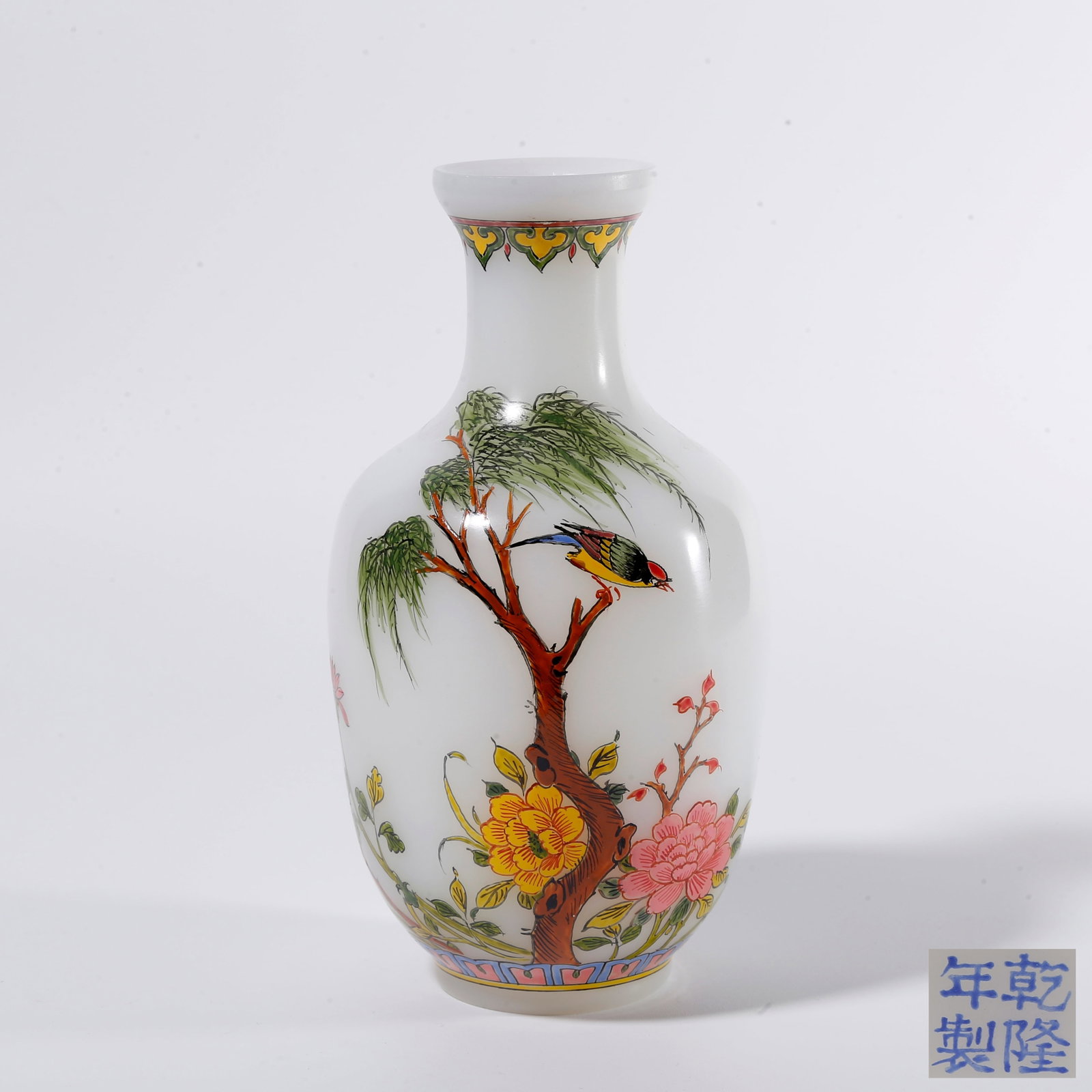 A PAINTED ENAMEL GLASS VASE WITH FLOWER AND BIRD PATTERN (1 of 9)