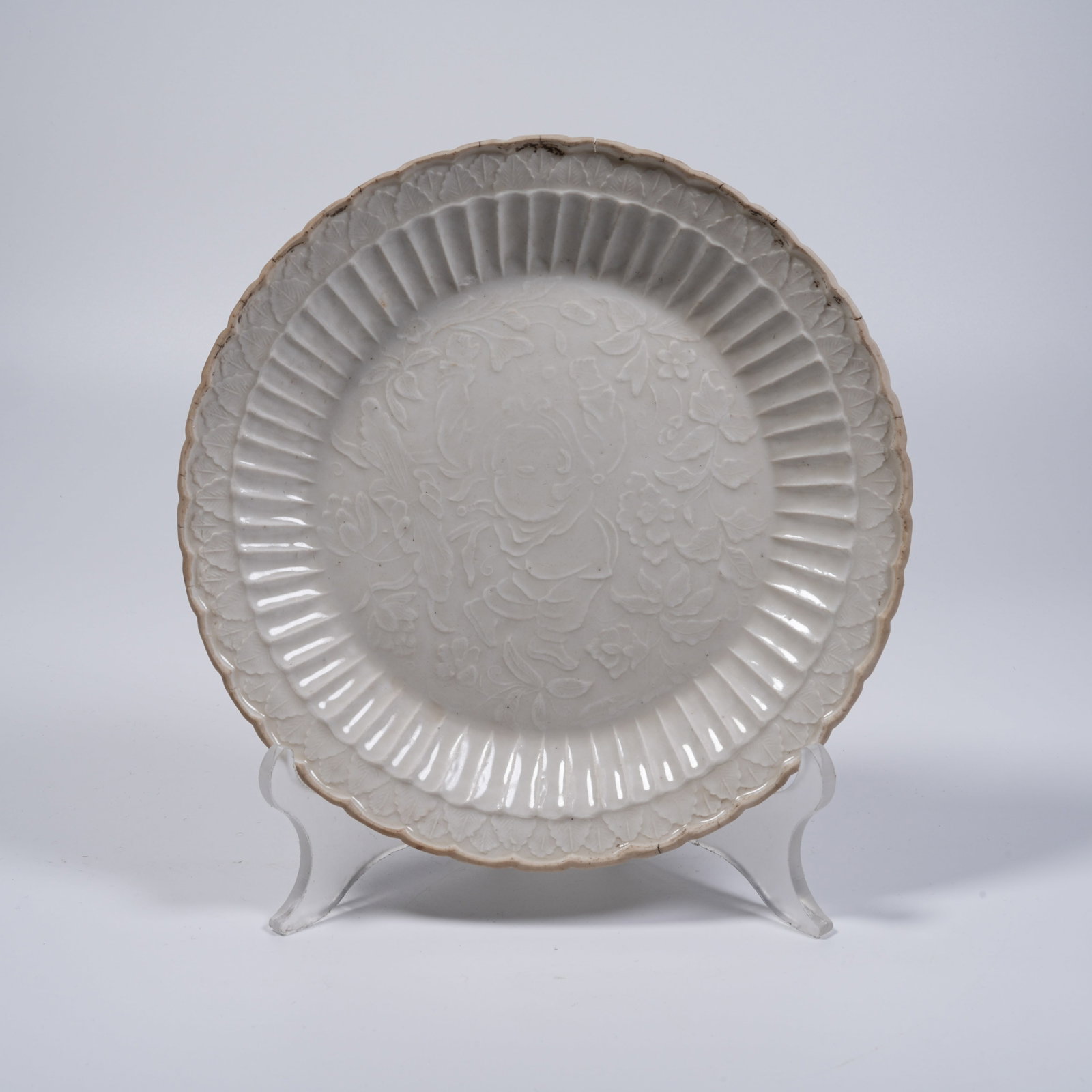 A DING KILN FLORAL PATTERN FLORAL-RIMMED PLATE (1 of 8)