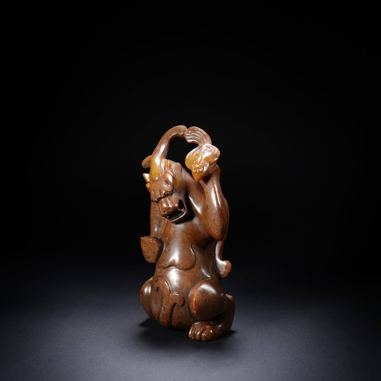 A ANCIENT JADE EAGLE-AND-BEAR ORNAMENT (1 of 8)