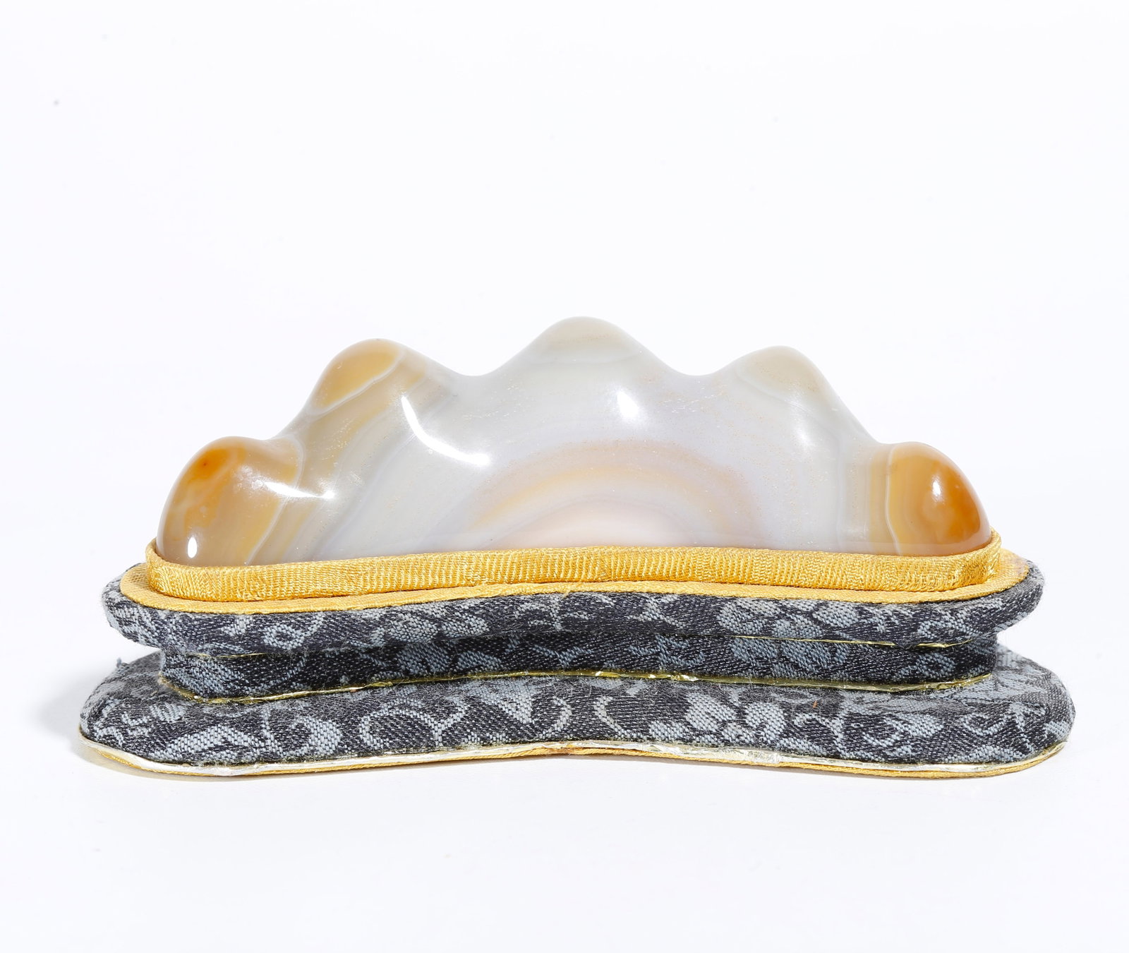 A AGATE CARVED MOUNTAIN-SHAPED BRUSH REST (1 of 9)