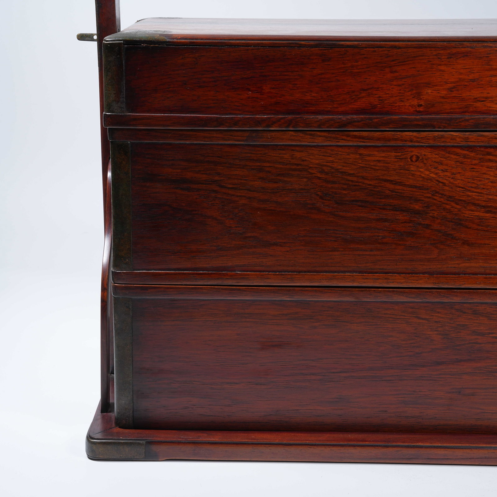 A MAHOGANY LIDDED BOX WITH HANDLE - 2