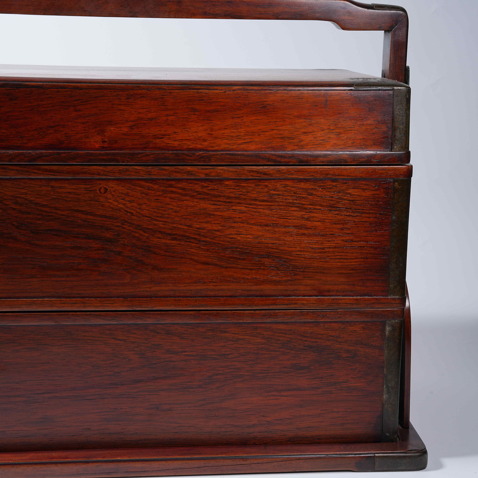 A MAHOGANY LIDDED BOX WITH HANDLE - 3