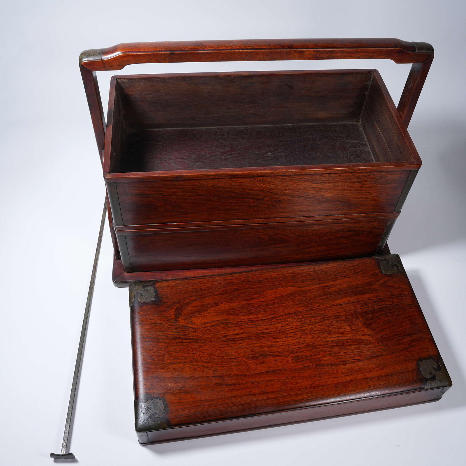 A MAHOGANY LIDDED BOX WITH HANDLE - 4