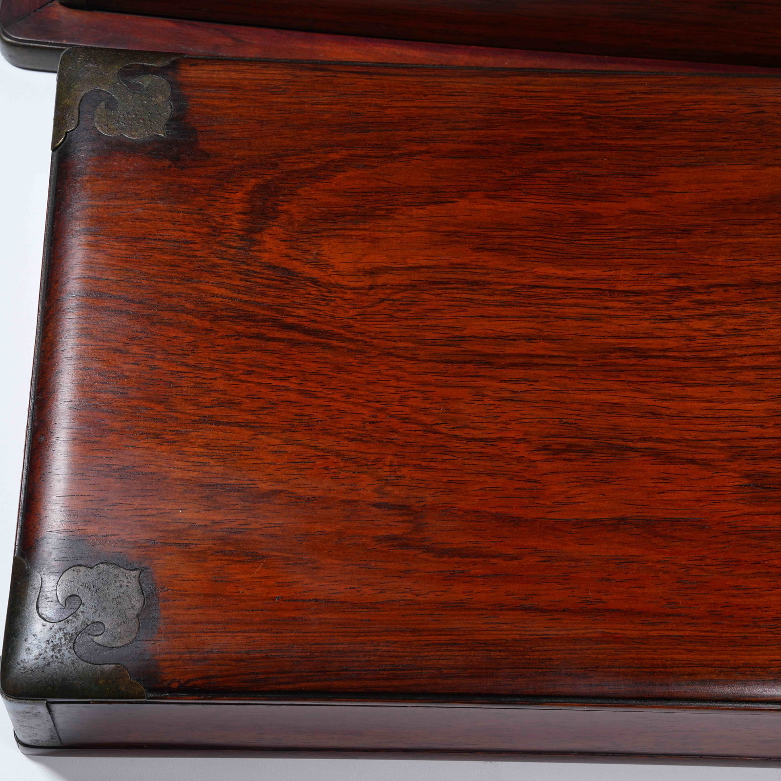 A MAHOGANY LIDDED BOX WITH HANDLE - 5