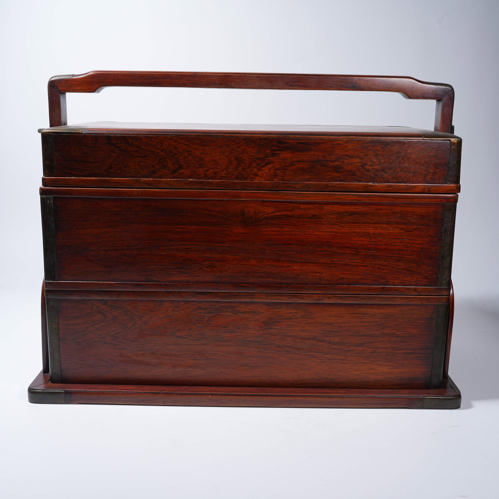 A MAHOGANY LIDDED BOX WITH HANDLE - 8