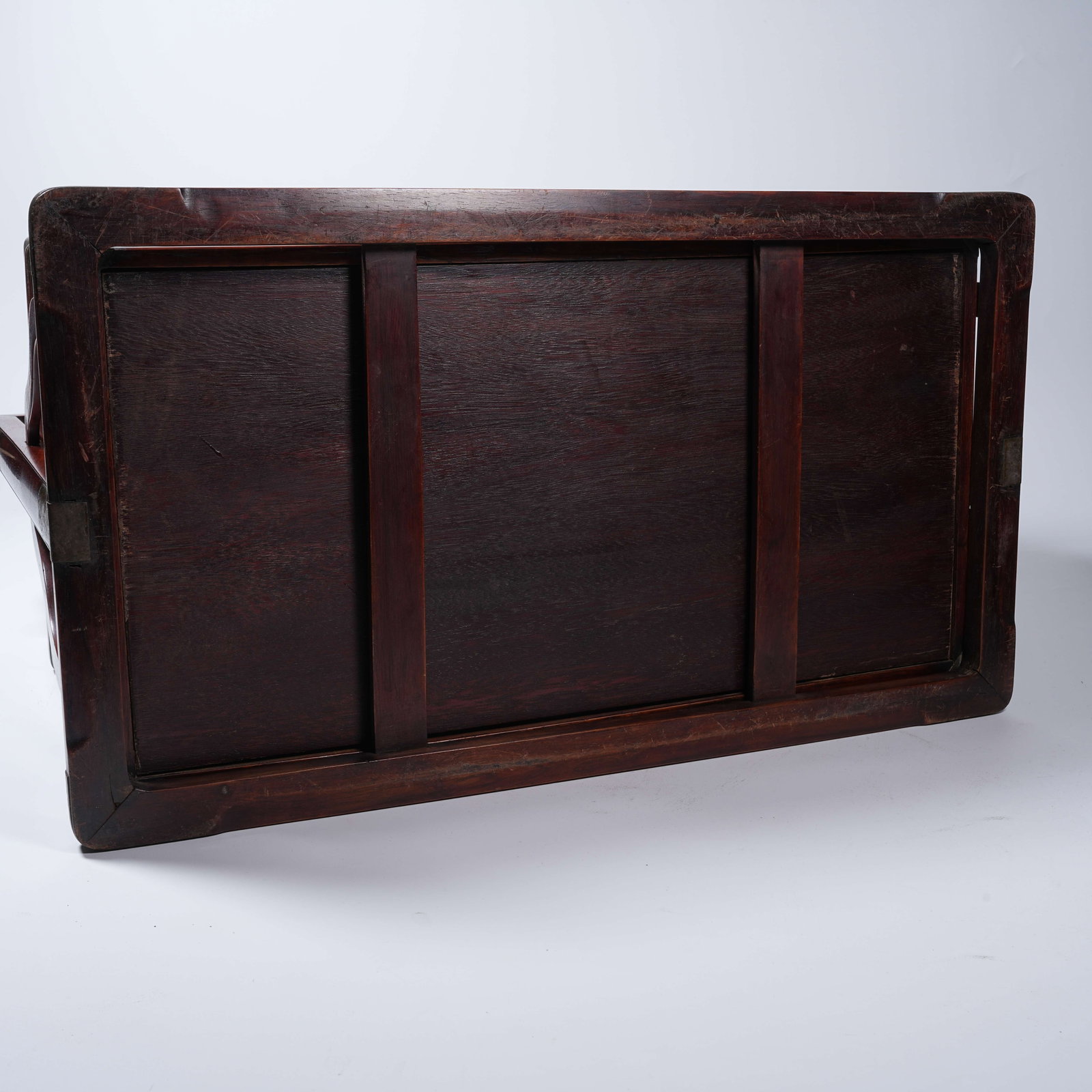 A MAHOGANY LIDDED BOX WITH HANDLE - 9