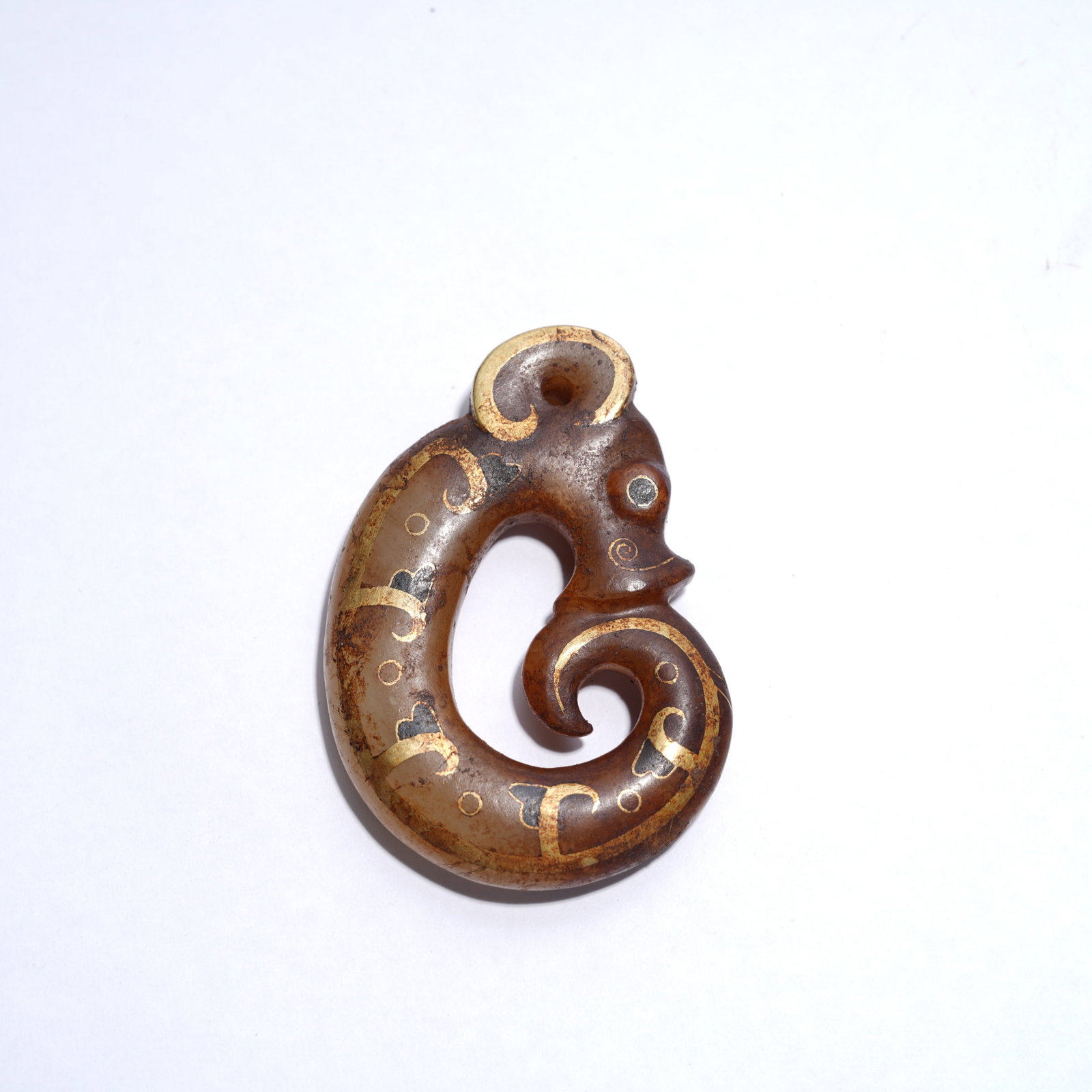 A ANCIENT JADE GILT-INLAID C-SHAPED DRAGON PENDANT: Ancient jade gilt-inlaid C-shaped dragon pendant