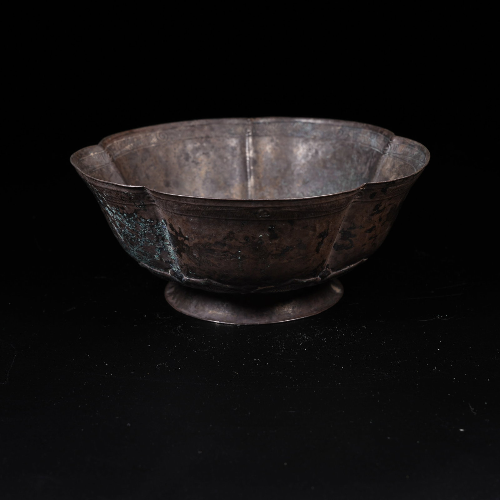 A GILT SILVER DOUBLE-FISH FLORAL-RIMMED WASHER: Gilt Silver Double-fish Floral-rimmed Washer