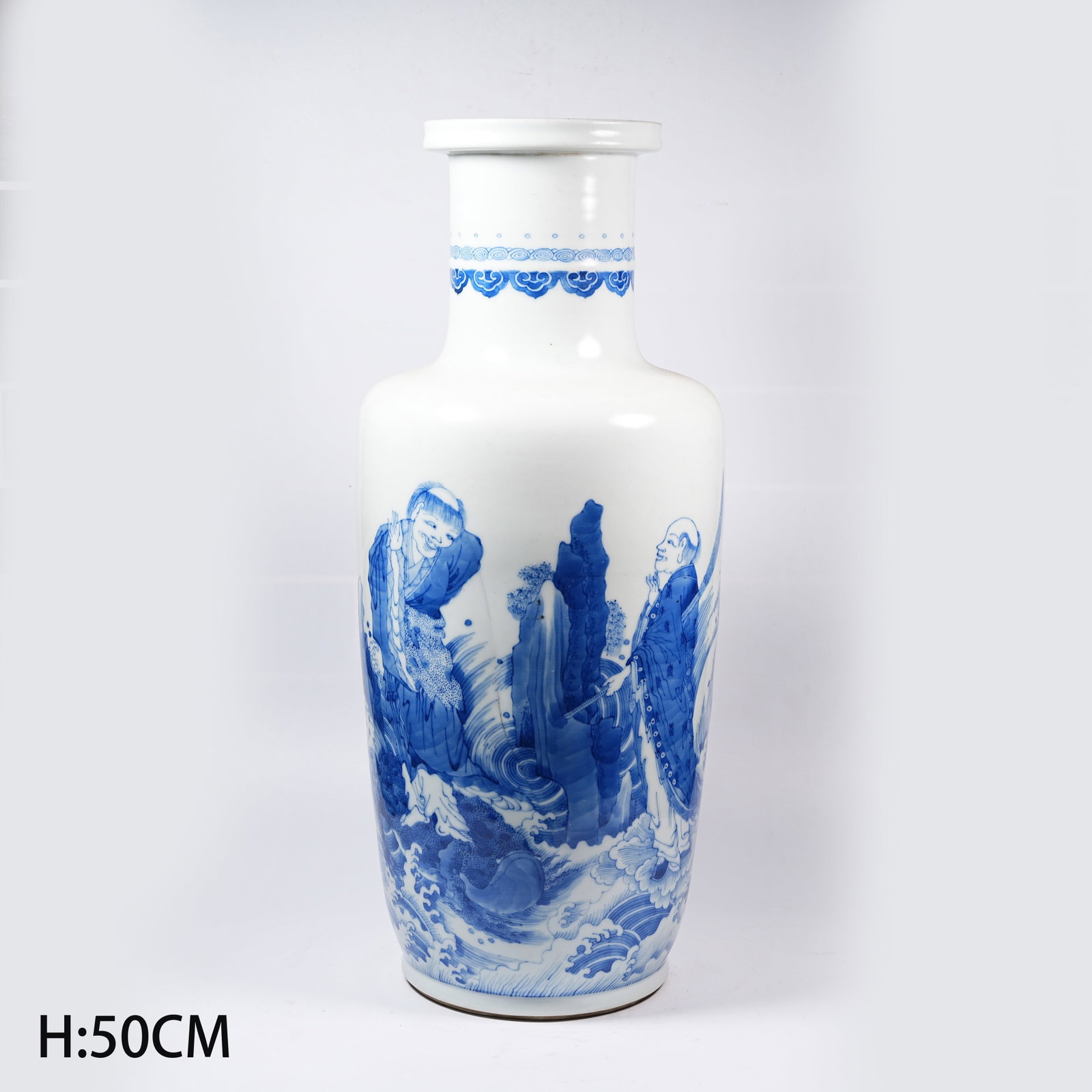 A BLUE AND WHITE ARHAT PATTERN MALLET VASE: Blue and White Arhat Pattern Mallet Vase