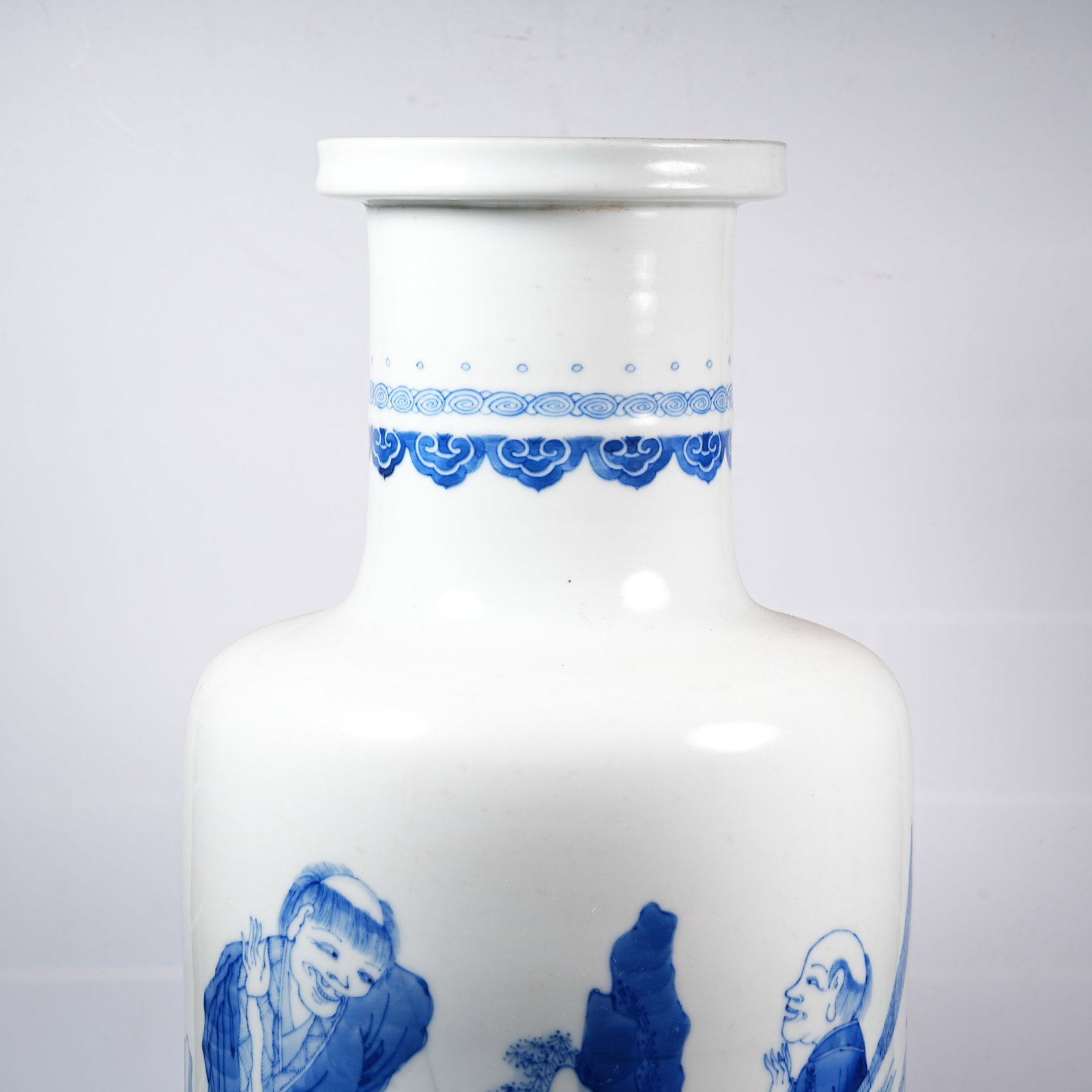A BLUE AND WHITE ARHAT PATTERN MALLET VASE - 2