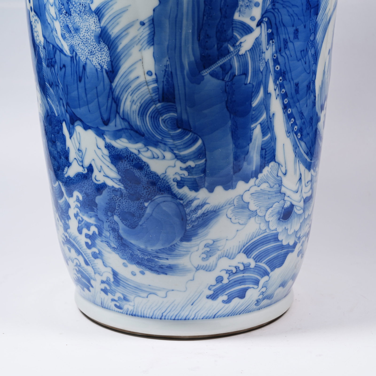 A BLUE AND WHITE ARHAT PATTERN MALLET VASE - 4