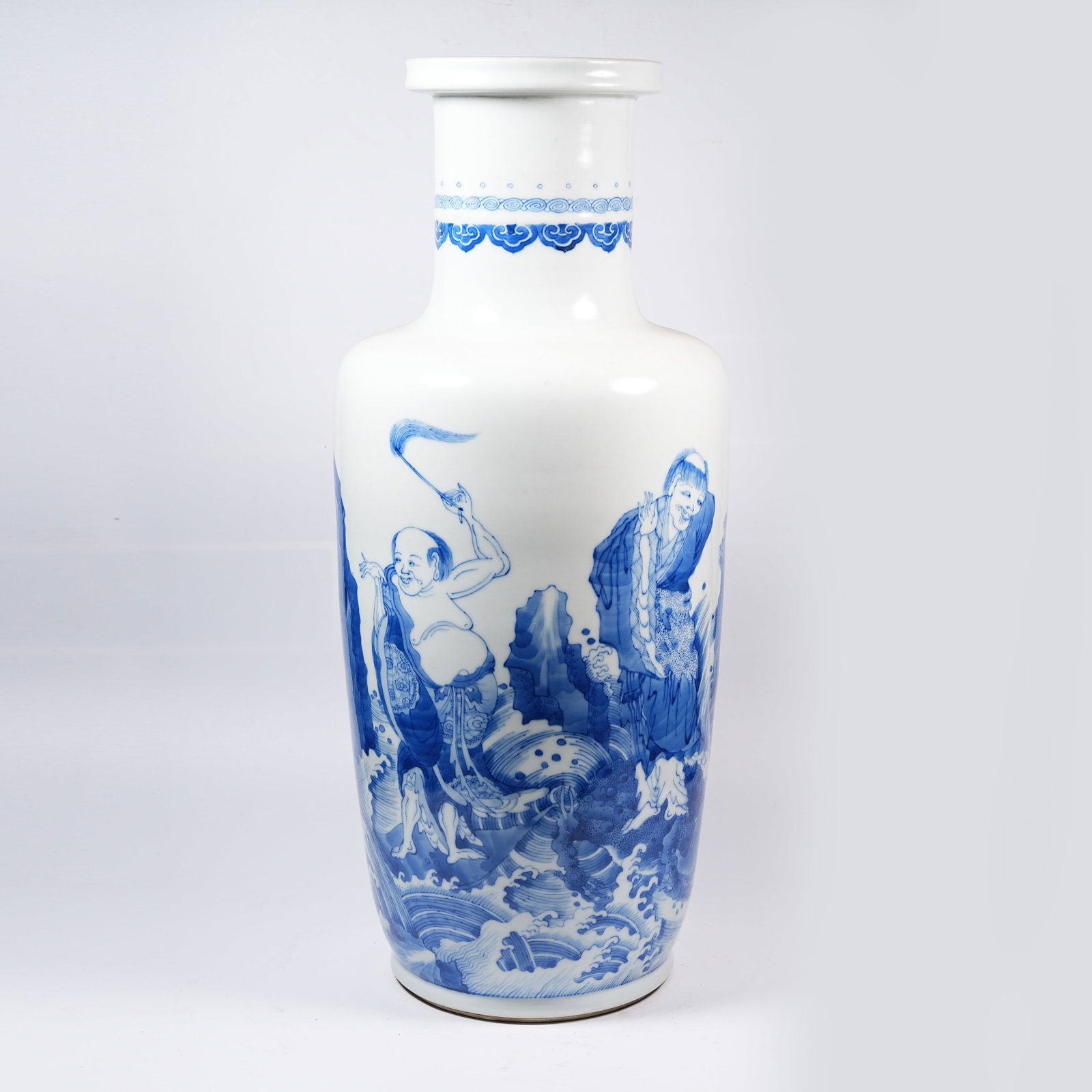 A BLUE AND WHITE ARHAT PATTERN MALLET VASE - 5