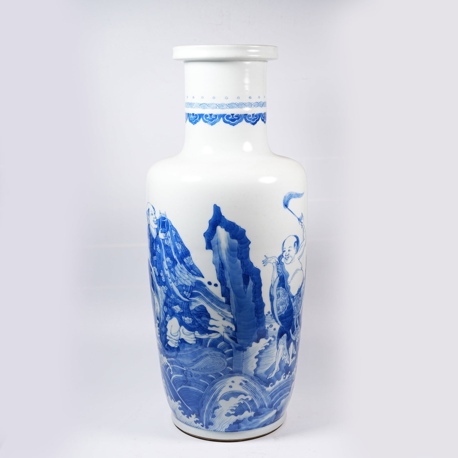 A BLUE AND WHITE ARHAT PATTERN MALLET VASE - 6