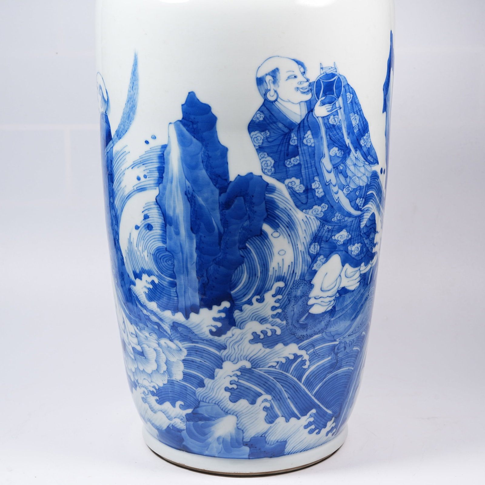 A BLUE AND WHITE ARHAT PATTERN MALLET VASE - 8