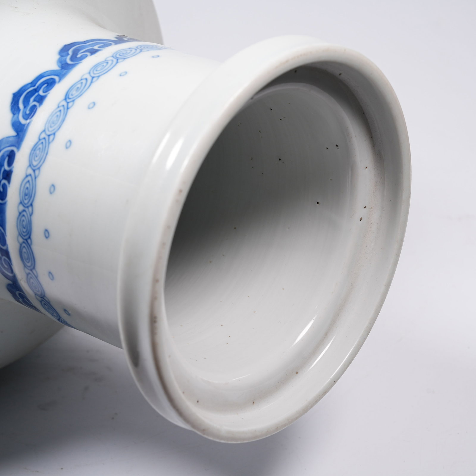 A BLUE AND WHITE ARHAT PATTERN MALLET VASE - 9