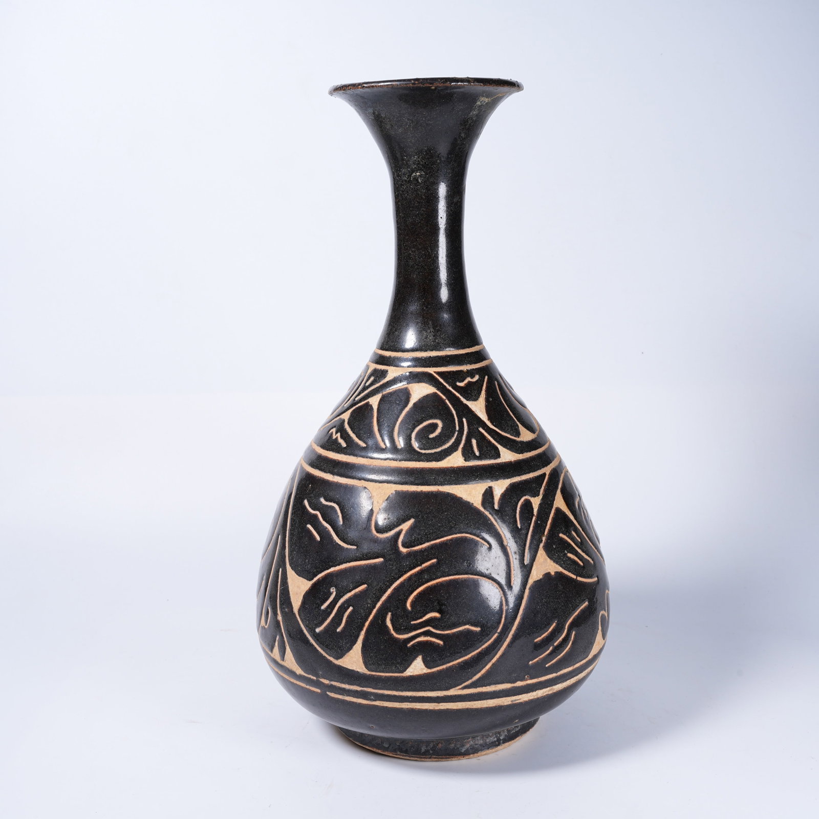 A CIZHOU KILN CARVED YUHUCHUN VASE (1 of 9)