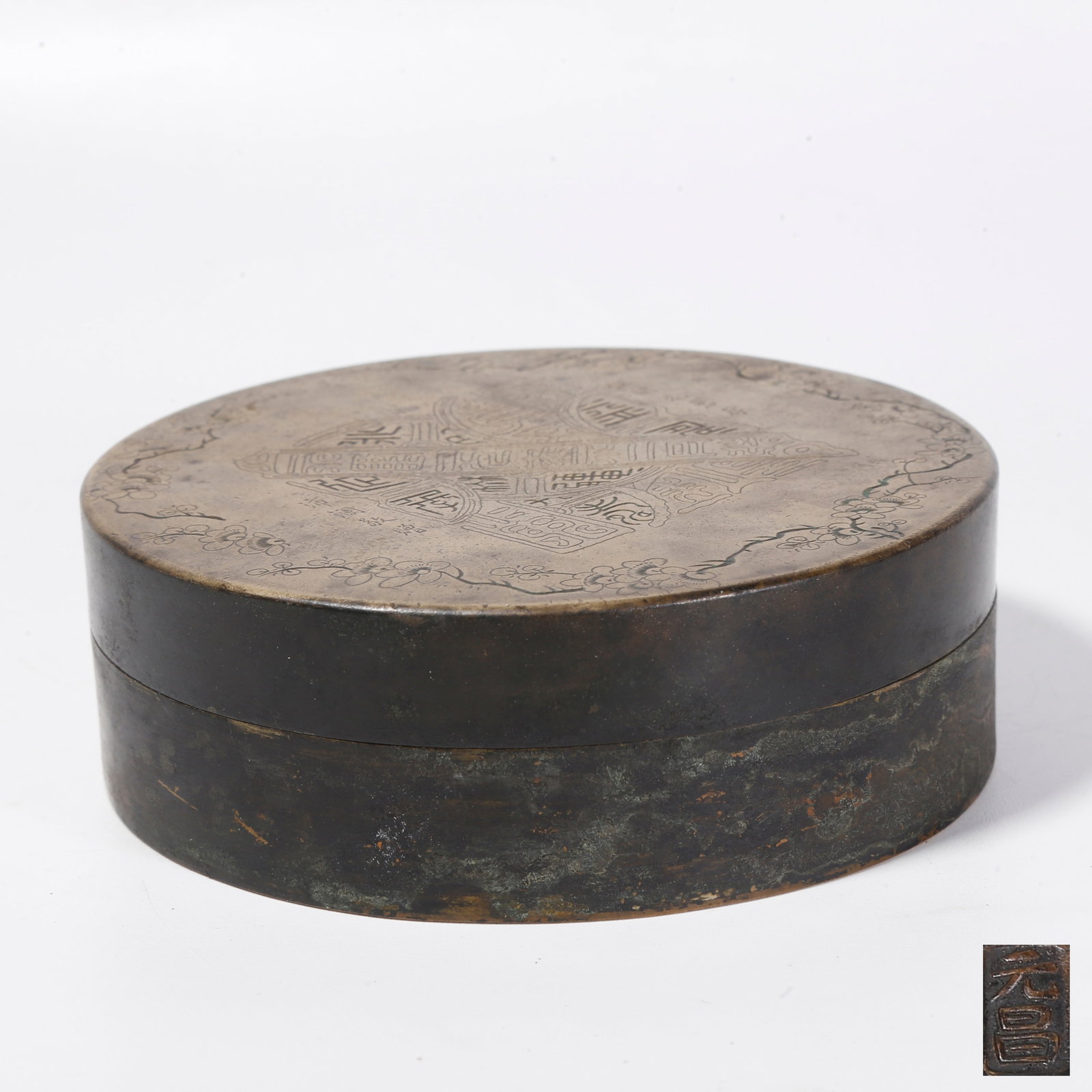 A WHITE BRONZE INK BOX WITH FLOWER PATTERN: White Bronze Ink Box with Flower Pattern