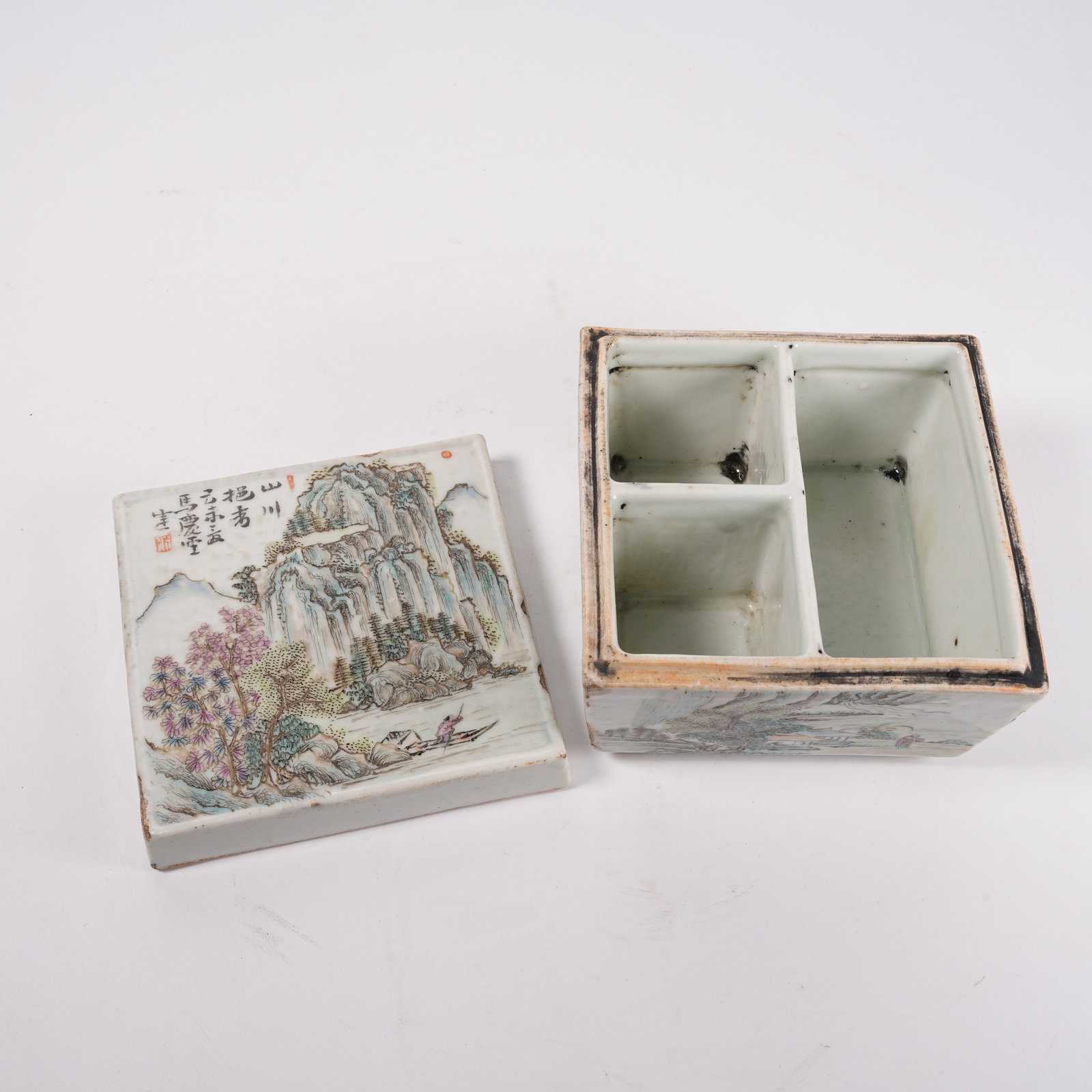 A FAMILLE ROSE COVERED BOX WITH LANDSCAPE PATTERN (1 of 9)