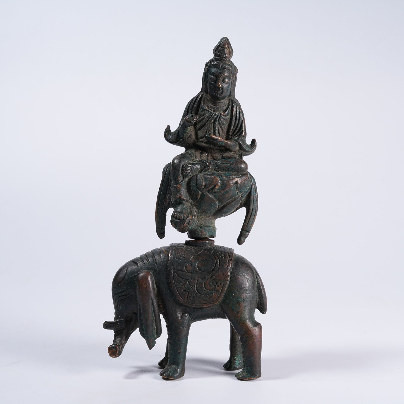 A BRONZE FREE GUANYIN STATUE: Bronze Free Guanyin Statue