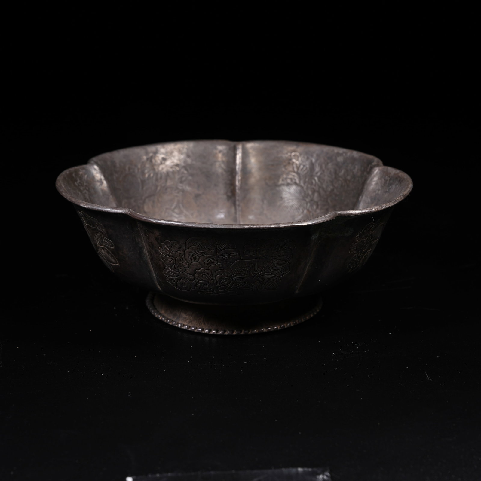 A SILVER FLORAL-RIMMED WASHER WITH LOTUS PATTERN: Silver Floral-rimmed Washer with Lotus Pattern