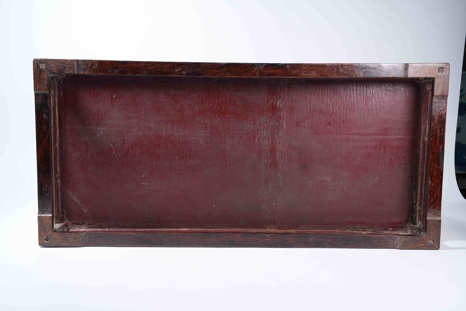 A LACQUER SIDE TABLE - 7