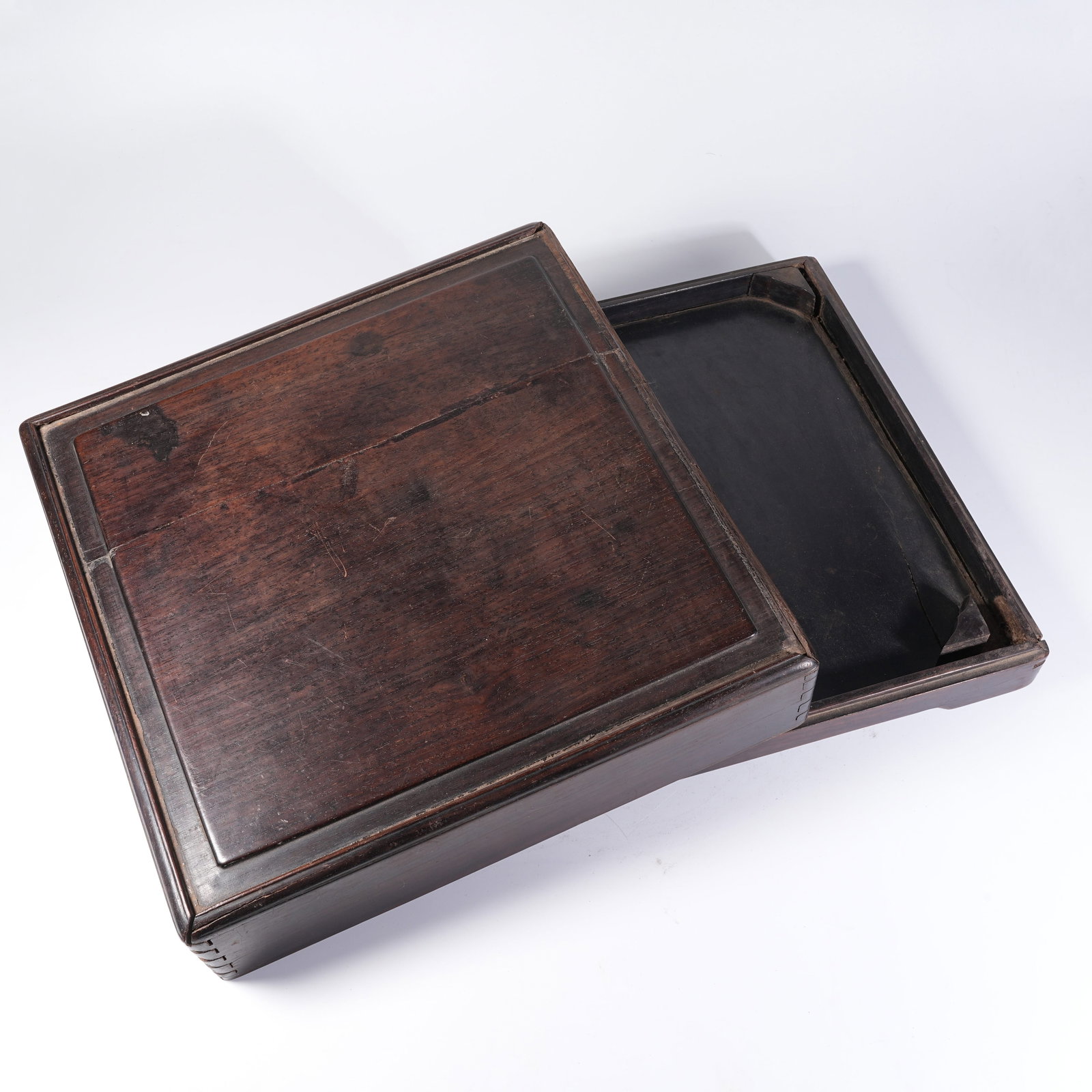 A RED SANDALWOOD SQUARE COVERED BOX (1 of 8)