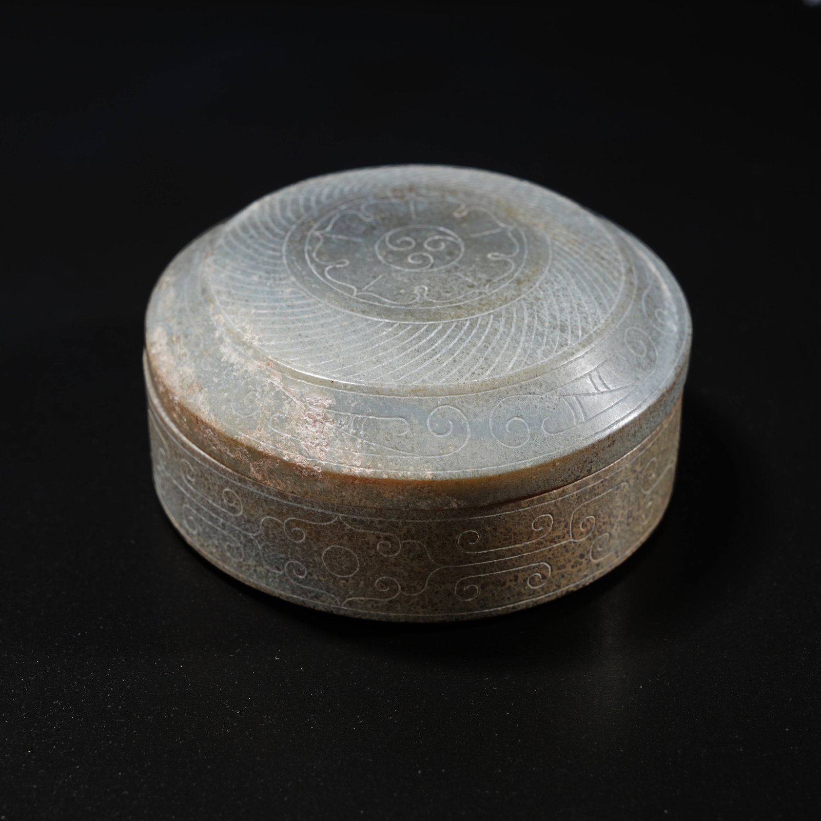 A ANCIENT JADE ROUND LIDDED BOX WITH TAIJI AND WATER-WAVE MOTIF (1 of 5)