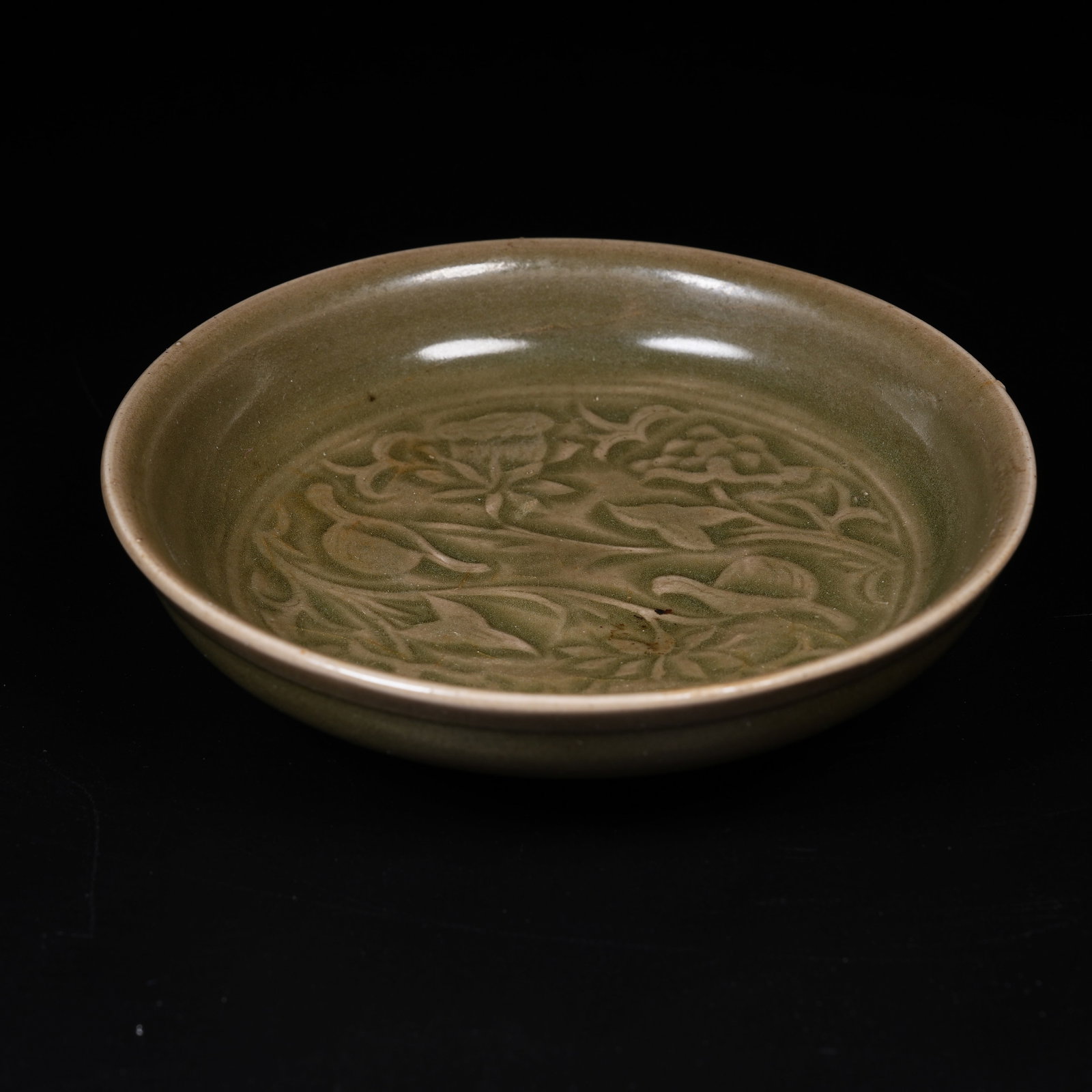 A YAOZHOU KILN SMALL FLORAL PATTERN PLATE (1 of 7)
