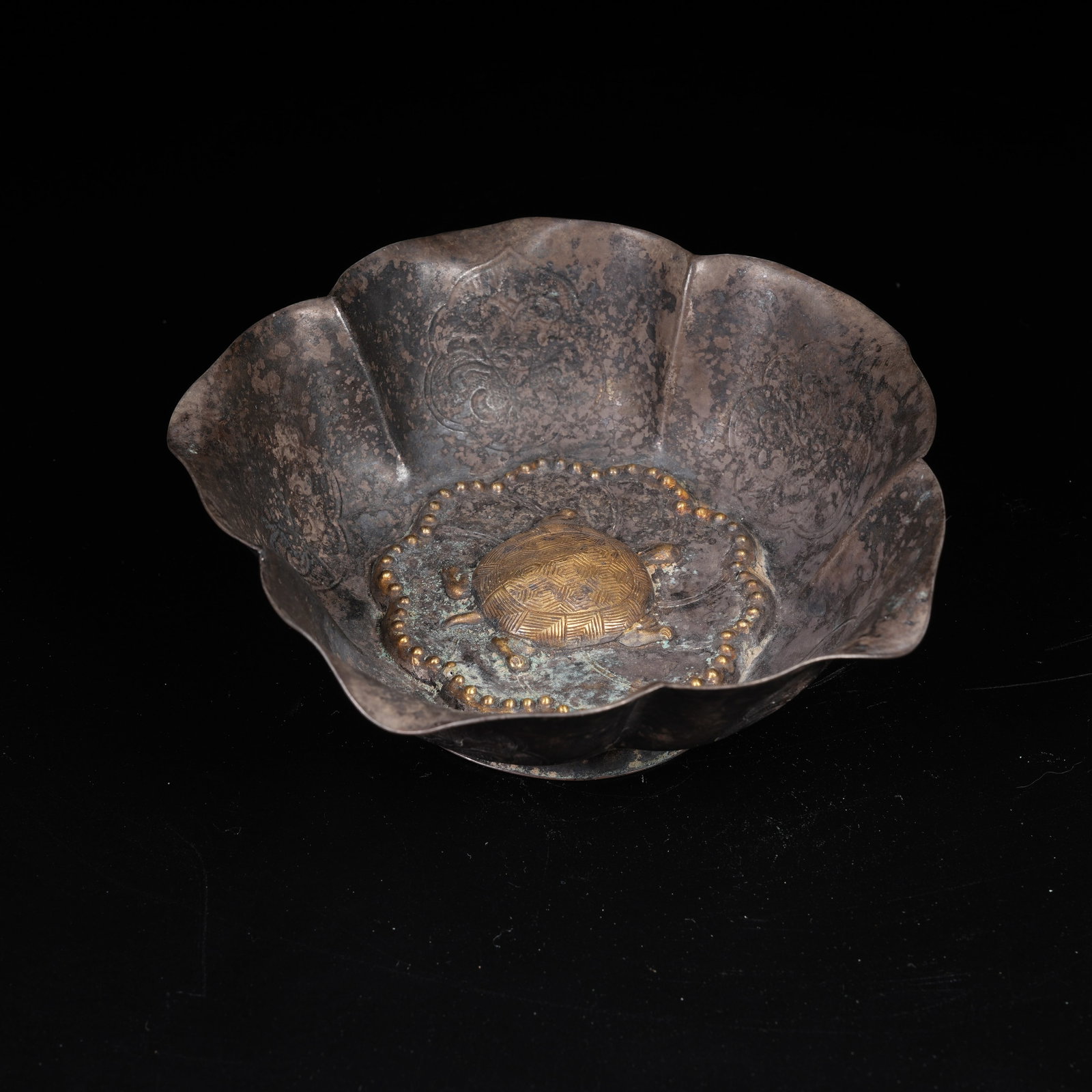 A GILT SILVER TURTLE-PATTERNED FLORAL-RIMMED WASHER: Gilt Silver Turtle-patterned Floral-rimmed Washer