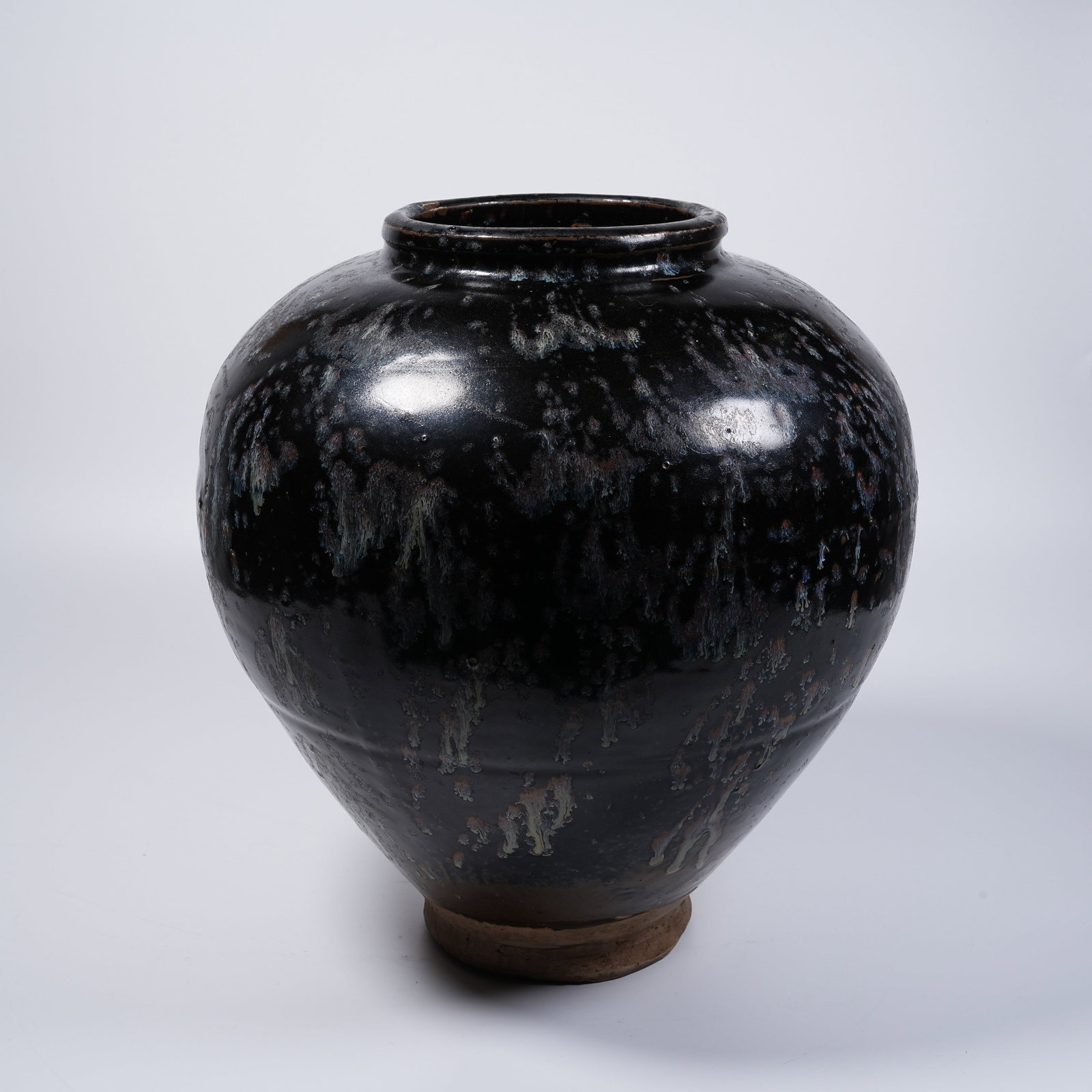 A LARGE CIZHOU KILN JAR (1 of 9)