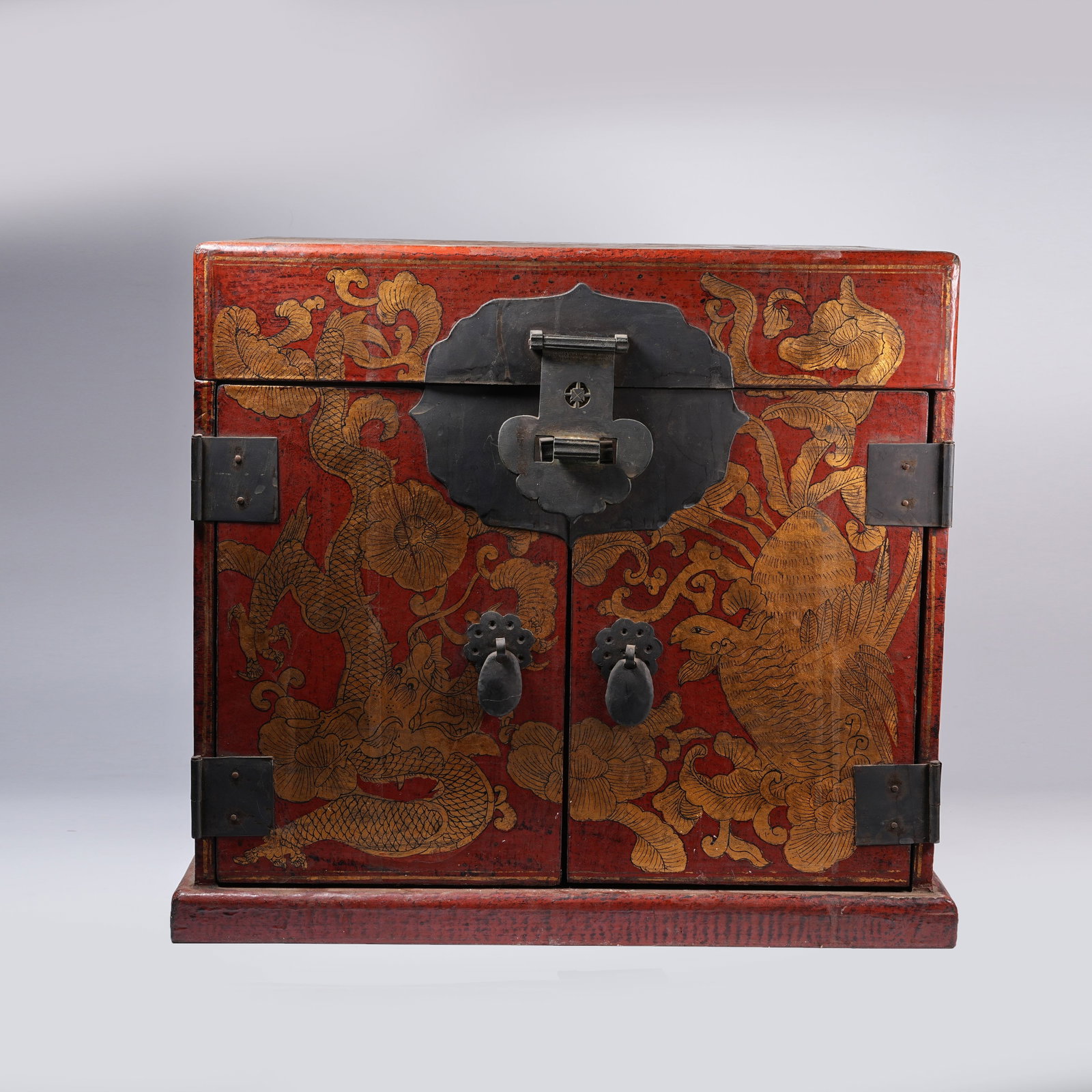 A LACQUER TREASURE-INLAID OFFICIAL TRAVEL CASE WITH FORTUNE AND LONGEVITY PATTERN (1 of 11)