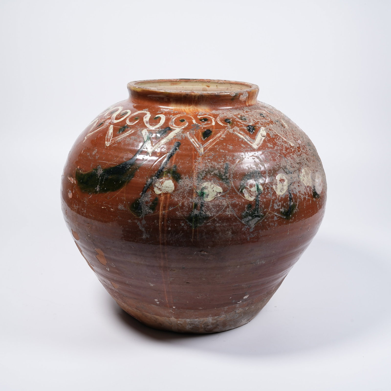 A LIAO TRI-COLOR FLORAL PATTERN JAR: Liao Tri-color Floral Pattern Jar