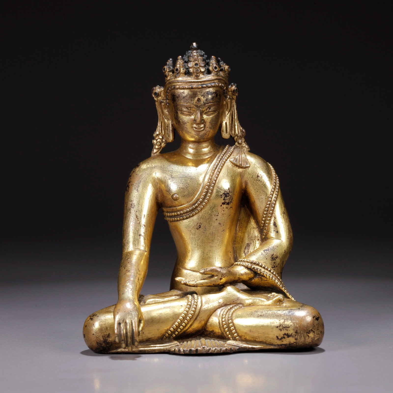 A GILDED BRONZE SHAKYAMUNI BUDDHA STATUE: Gilded Bronze Shakyamuni Buddha Statue