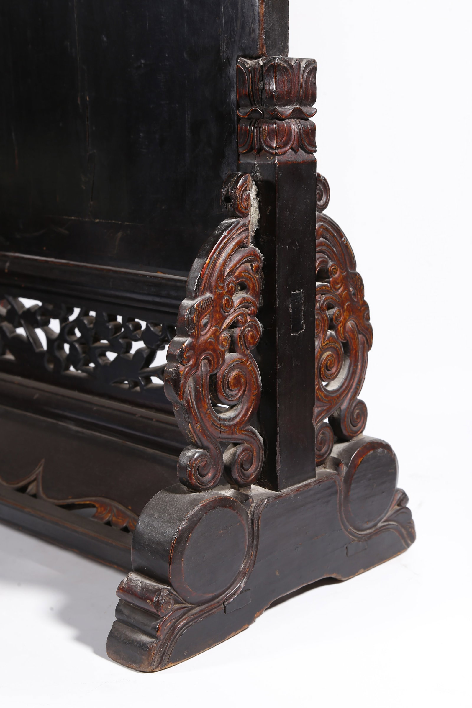 A GILT LACQUER TABLE SCREEN WITH DRAGON PATTERN - 10