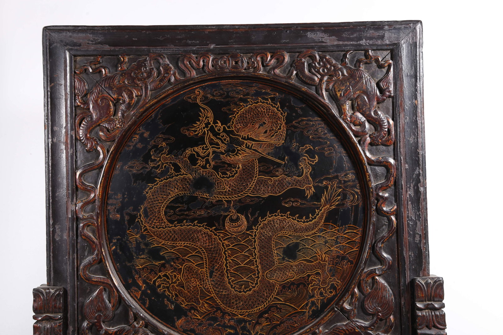 A GILT LACQUER TABLE SCREEN WITH DRAGON PATTERN - 2