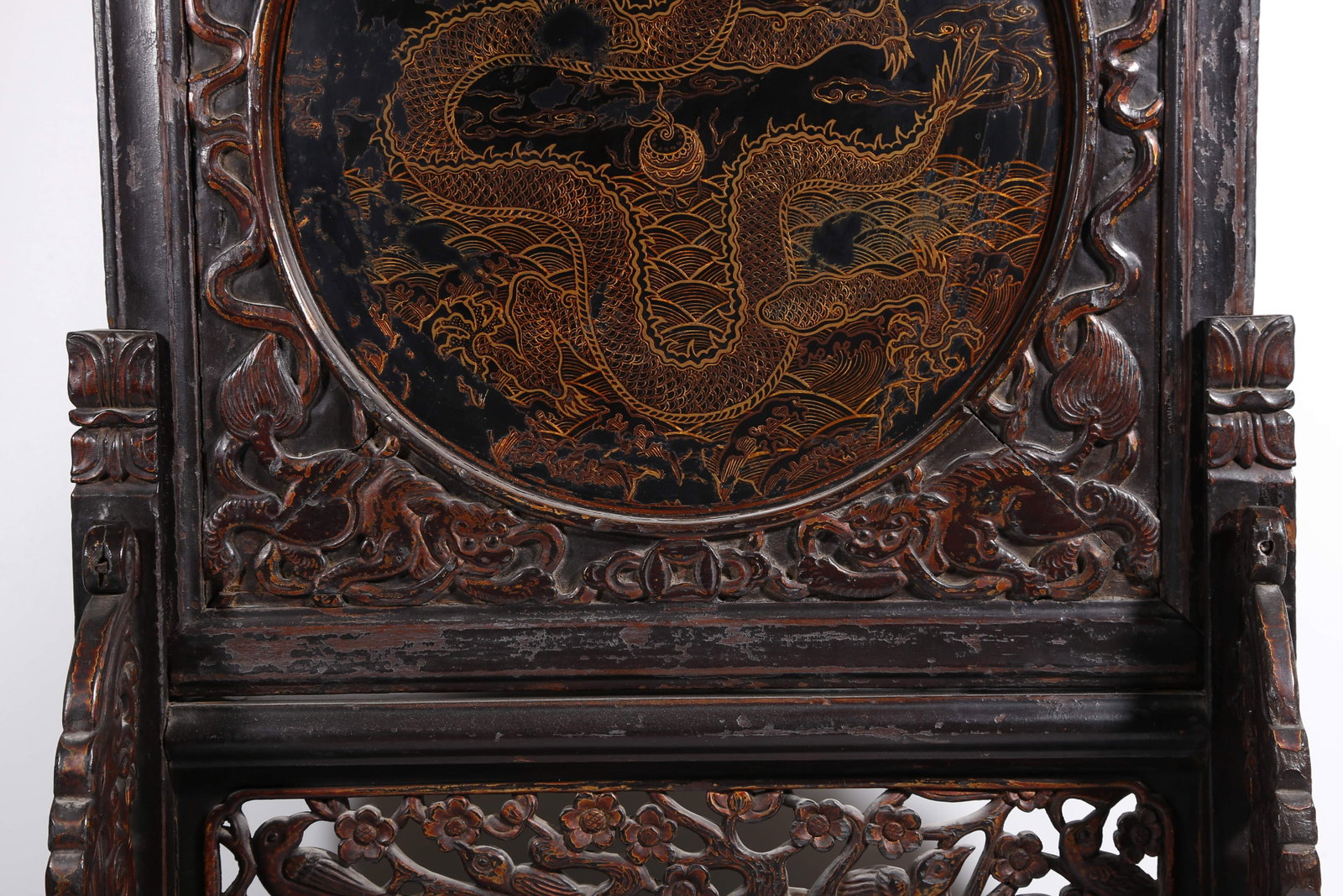 A GILT LACQUER TABLE SCREEN WITH DRAGON PATTERN - 3