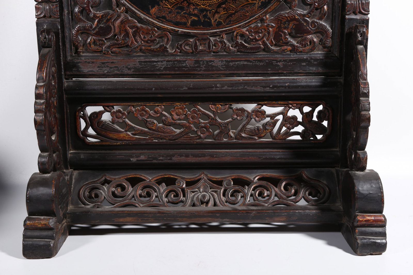 A GILT LACQUER TABLE SCREEN WITH DRAGON PATTERN - 4