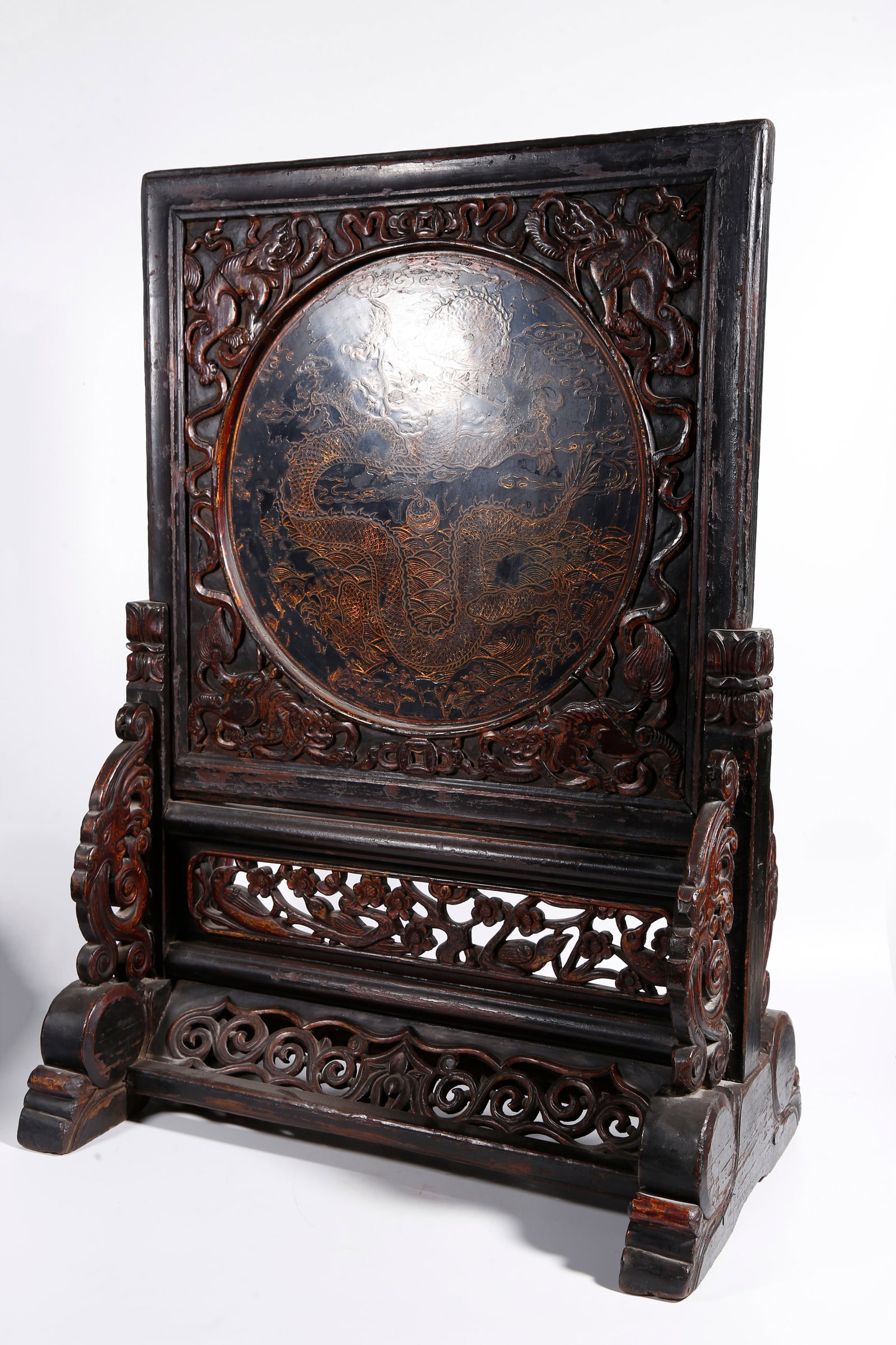 A GILT LACQUER TABLE SCREEN WITH DRAGON PATTERN - 5