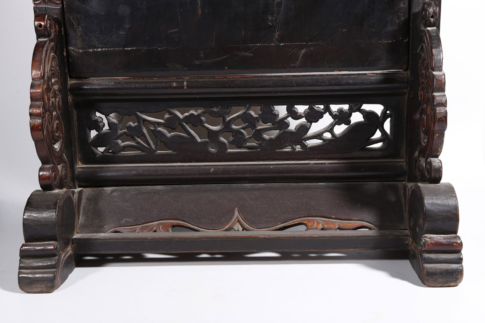 A GILT LACQUER TABLE SCREEN WITH DRAGON PATTERN - 9
