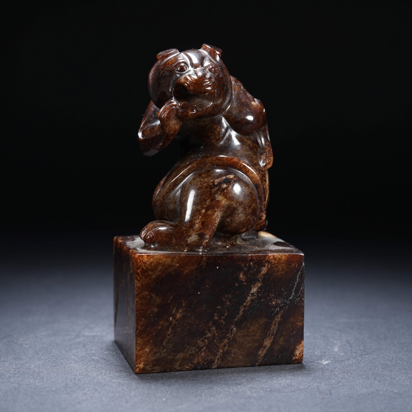 A ARCHAIC JADE BEAR KNOB SEAL: Archaic Jade Bear knob Seal