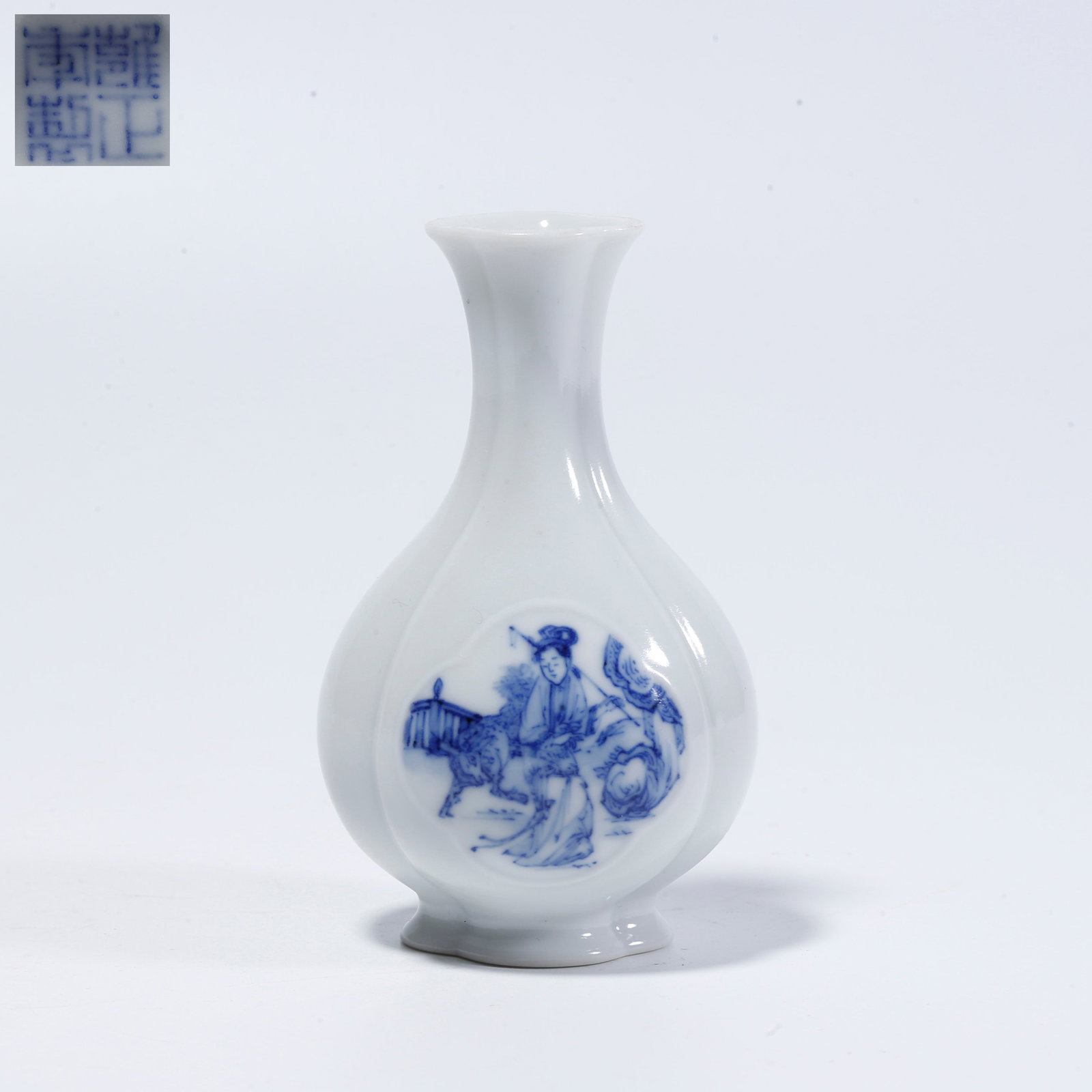 A BLUE-AND-WHITE BEGONIA VASE WITH FIGURE STORY PATTERN: Blue-and-White Begonia Vase with Figure Story Pattern